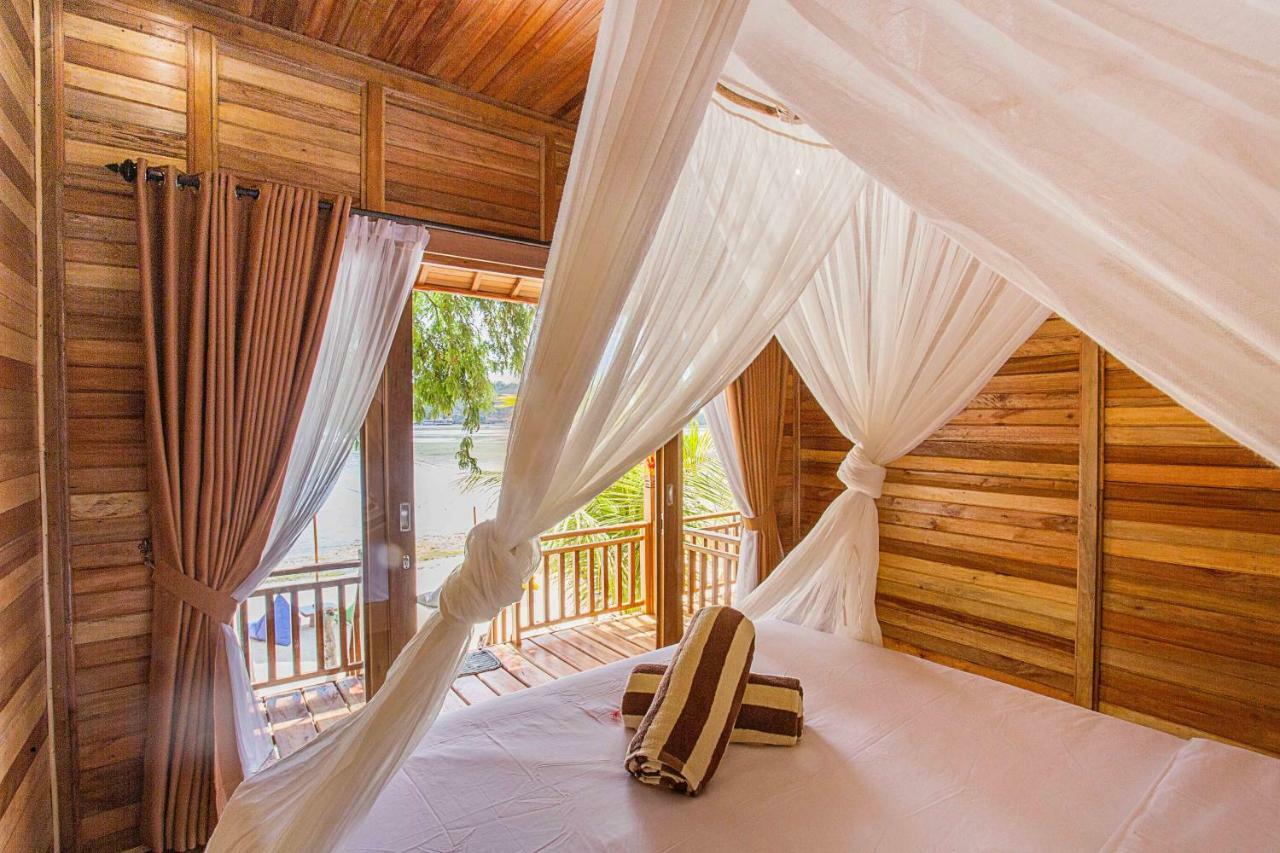 Wooden Beach Sunset Cottages レンボンガン島 エクステリア 写真