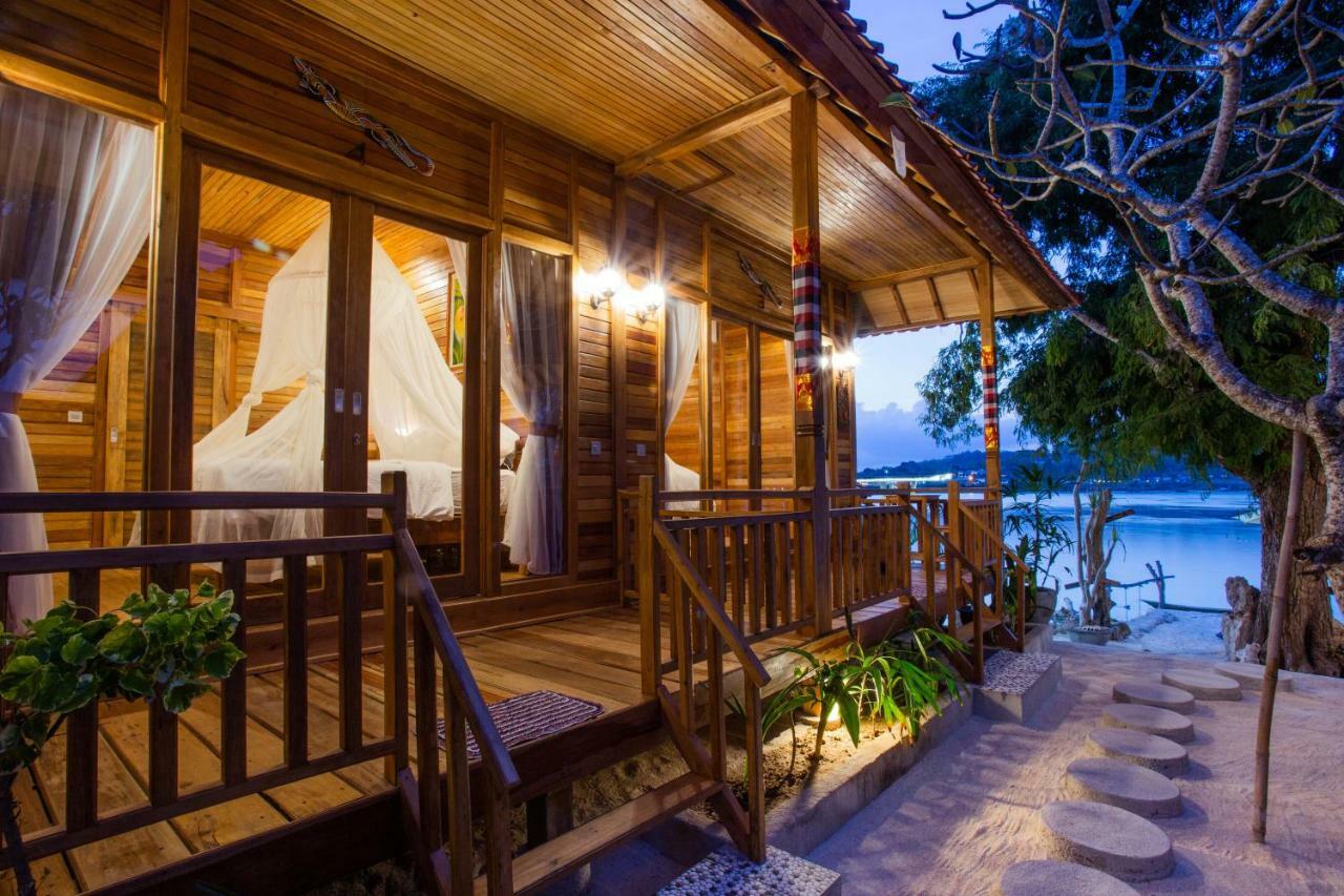 Wooden Beach Sunset Cottages レンボンガン島 エクステリア 写真