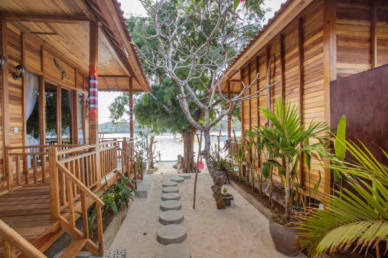 Wooden Beach Sunset Cottages レンボンガン島 エクステリア 写真